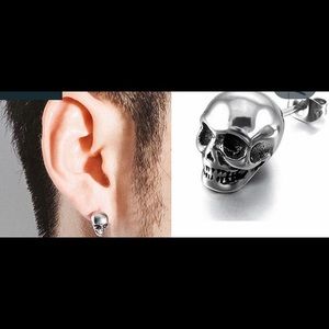Adorable NEW silver skull earrings!